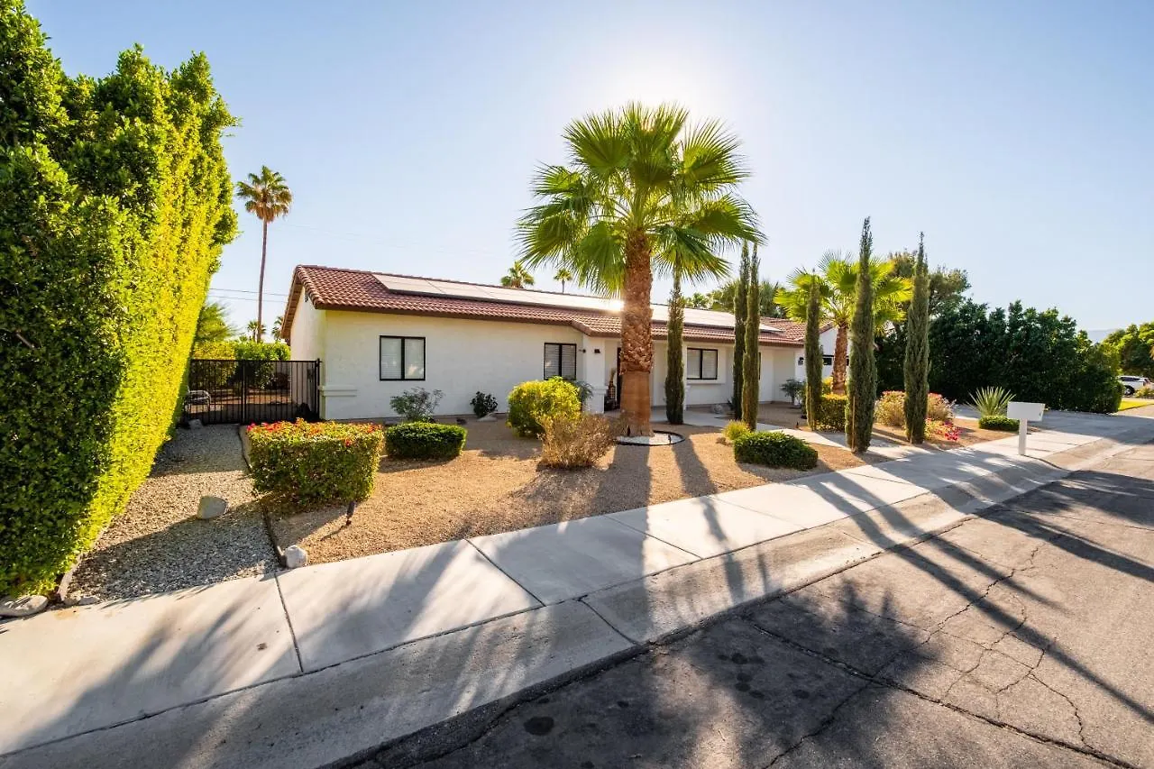 Beautiful Palm Springs Home Large Private Yard