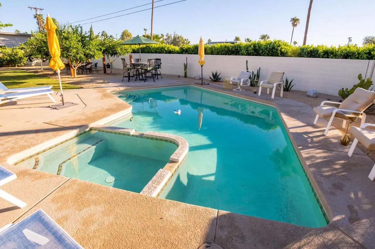 Beautiful Palm Springs Home Large Private Yard
